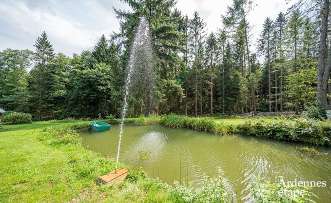 Charmante maison chien admis  Manhay pour 8 personnes, avec piscine extrieure chauffe, tang priv et garage  vlos  la lisire de la fort