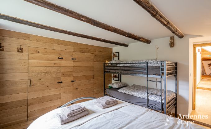 Charmante maison chien admis  Manhay pour 8 personnes, avec piscine extrieure chauffe, tang priv et garage  vlos  la lisire de la fort