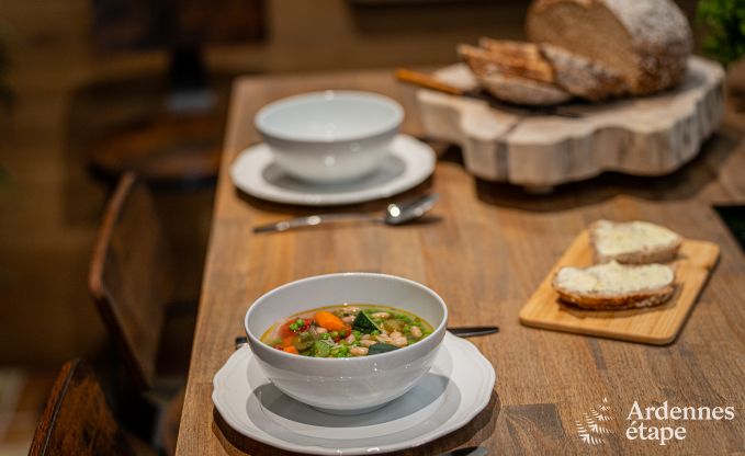 Charmante maison chien admis  Manhay pour 8 personnes, avec piscine extrieure chauffe, tang priv et garage  vlos  la lisire de la fort