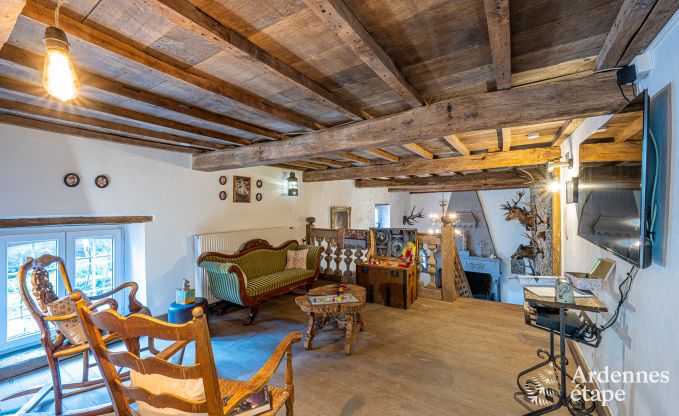 Charmante maison chien admis  Manhay pour 8 personnes, avec piscine extrieure chauffe, tang priv et garage  vlos  la lisire de la fort