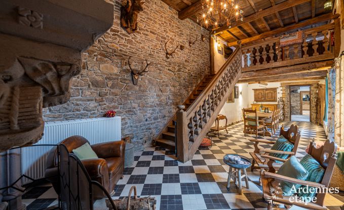 Charmante maison chien admis  Manhay pour 8 personnes, avec piscine extrieure chauffe, tang priv et garage  vlos  la lisire de la fort