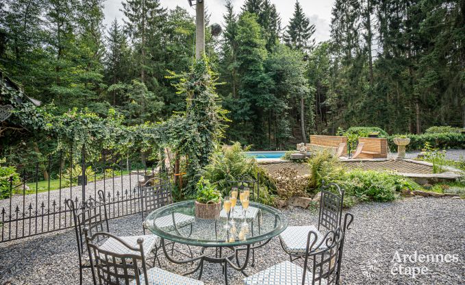 Charmante maison chien admis  Manhay pour 8 personnes, avec piscine extrieure chauffe, tang priv et garage  vlos  la lisire de la fort