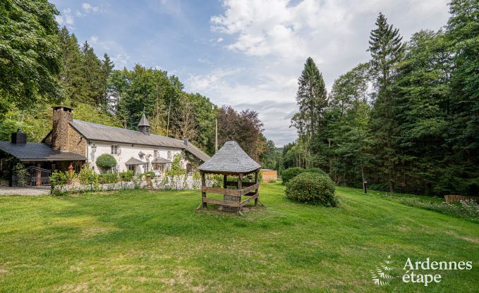 Charmante maison chien admis  Manhay pour 8 personnes, avec piscine extrieure chauffe, tang priv et garage  vlos  la lisire de la fort