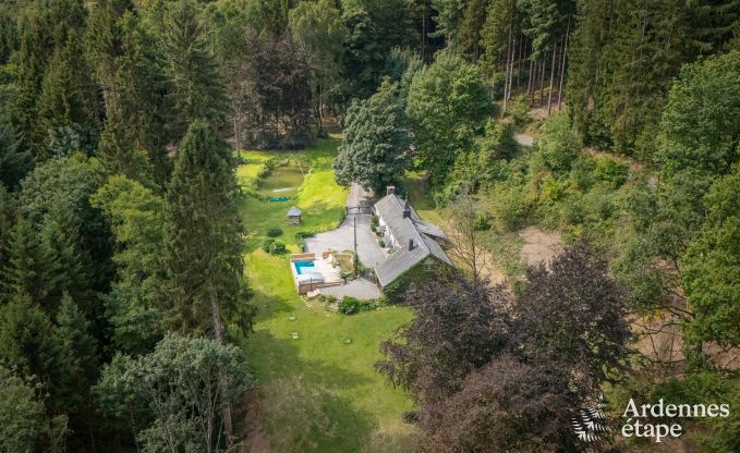 Charmante maison chien admis  Manhay pour 8 personnes, avec piscine extrieure chauffe, tang priv et garage  vlos  la lisire de la fort