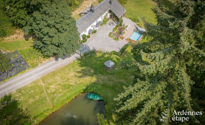 Charmante maison chien admis  Manhay pour 8 personnes, avec piscine extrieure chauffe, tang priv et garage  vlos  la lisire de la fort