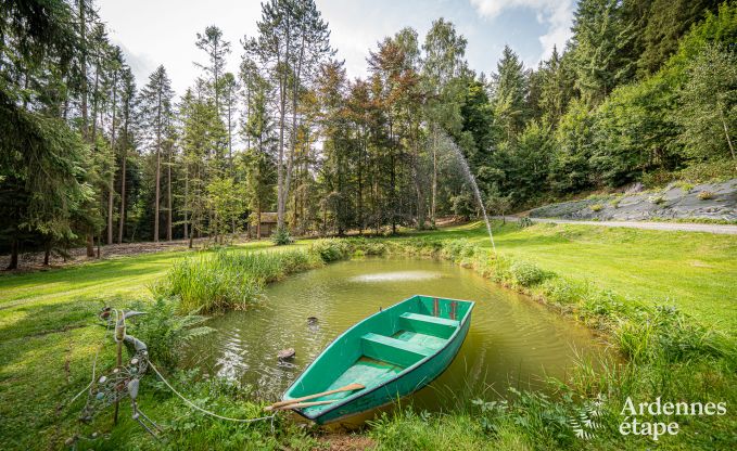 Charmante maison chien admis  Manhay pour 8 personnes, avec piscine extrieure chauffe, tang priv et garage  vlos  la lisire de la fort