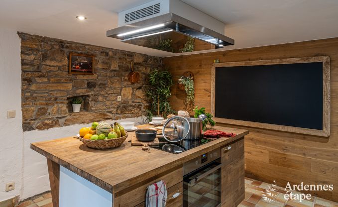 Charmante maison chien admis  Manhay pour 8 personnes, avec piscine extrieure chauffe, tang priv et garage  vlos  la lisire de la fort