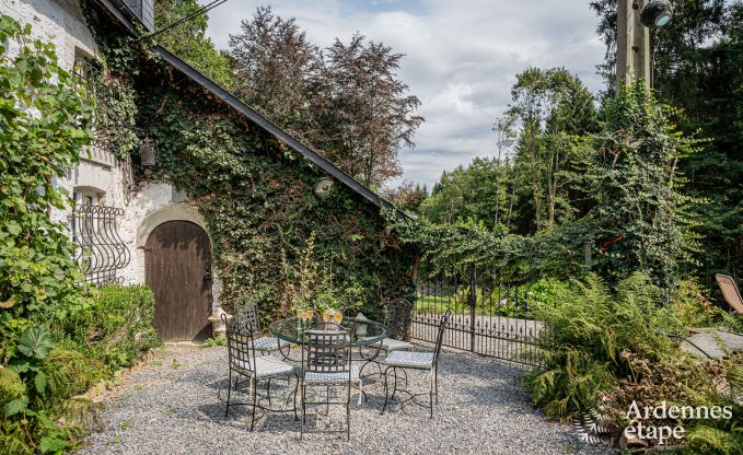 Charmante maison chien admis  Manhay pour 8 personnes, avec piscine extrieure chauffe, tang priv et garage  vlos  la lisire de la fort