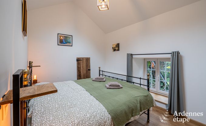 Charmante maison chien admis  Manhay pour 8 personnes, avec piscine extrieure chauffe, tang priv et garage  vlos  la lisire de la fort