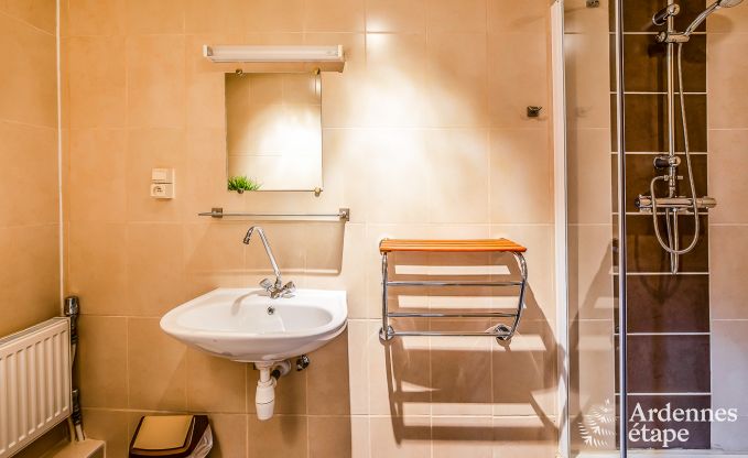 Maison de vacances pour 41 personnes avec 22 chambres au bord de l'eau en Ardenne, pr�s de Maredsous