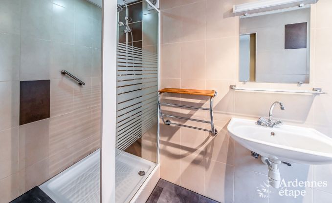 Maison de vacances pour 41 personnes avec 22 chambres au bord de l'eau en Ardenne, pr�s de Maredsous