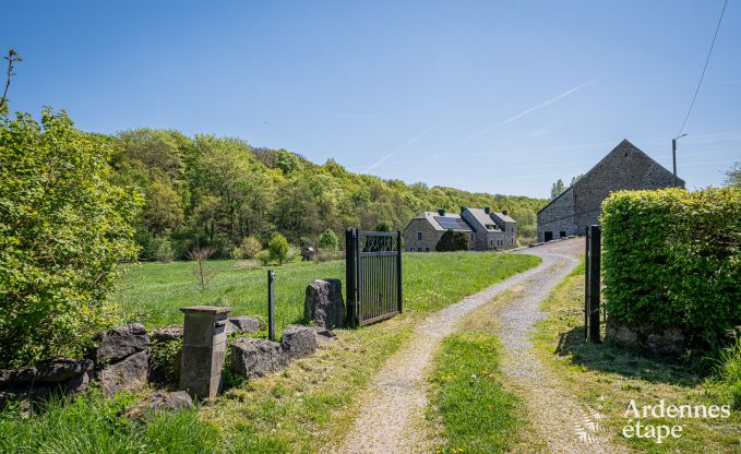 Grande maison de vacances  Maredsous pour 18 personnes avec 6 chambres, 5 salles de bains, four  pizza et grand jardin priv prs de Dinant et Mettet
