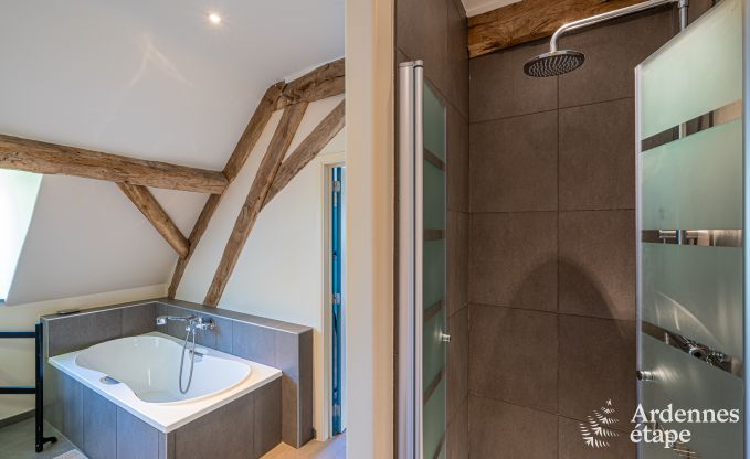 Grande maison de vacances  Maredsous pour 18 personnes avec 6 chambres, 5 salles de bains, four  pizza et grand jardin priv prs de Dinant et Mettet