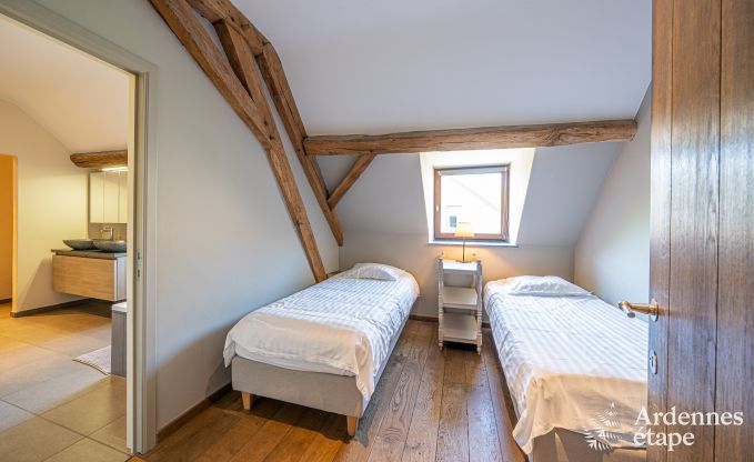 Grande maison de vacances  Maredsous pour 18 personnes avec 6 chambres, 5 salles de bains, four  pizza et grand jardin priv prs de Dinant et Mettet