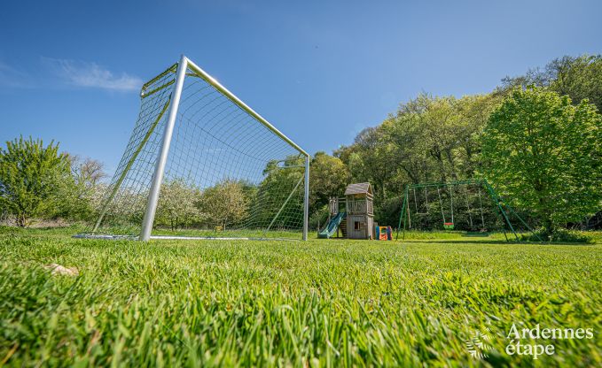 Grande maison de vacances  Maredsous pour 18 personnes avec 6 chambres, 5 salles de bains, four  pizza et grand jardin priv prs de Dinant et Mettet