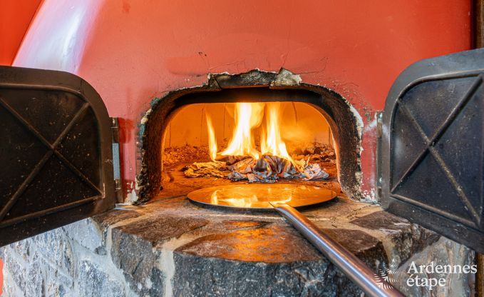 Grande maison de vacances  Maredsous pour 18 personnes avec 6 chambres, 5 salles de bains, four  pizza et grand jardin priv prs de Dinant et Mettet