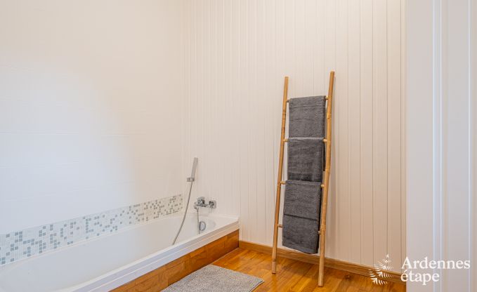 Authentique maison de vacances pour 15 avec boxes pour chevaux � Mettet, Ardenne