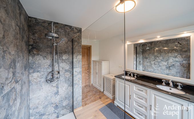 Authentique maison de vacances pour 15 avec boxes pour chevaux � Mettet, Ardenne