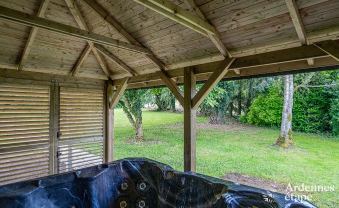 Authentique maison de vacances pour 15 avec boxes pour chevaux � Mettet, Ardenne