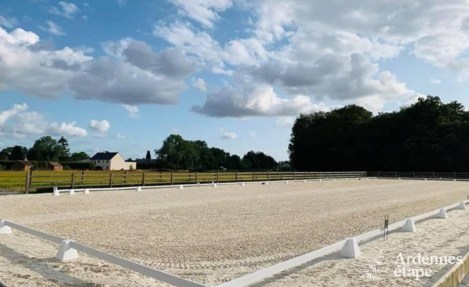 Authentique maison de vacances pour 15 avec boxes pour chevaux � Mettet, Ardenne