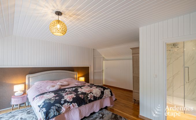 Authentique maison de vacances pour 15 avec boxes pour chevaux � Mettet, Ardenne