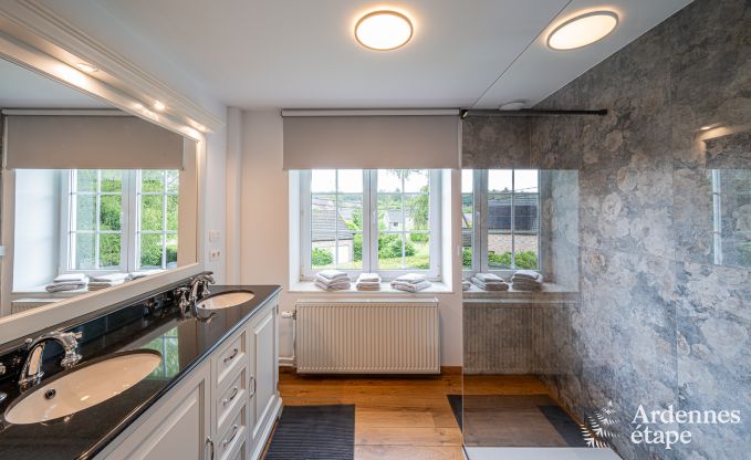 Authentique maison de vacances pour 15 avec boxes pour chevaux � Mettet, Ardenne