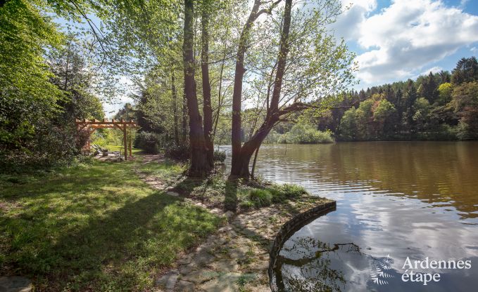 Chalet romantique au bord de l'eau pour 2 personnes � Momignies