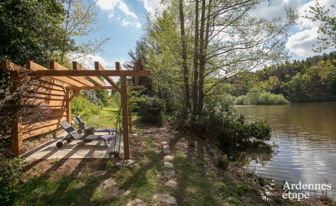 Chalet romantique au bord de l'eau pour 2 personnes � Momignies