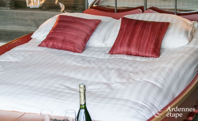 Chalet romantique au bord de l'eau pour 2 personnes  Momignies