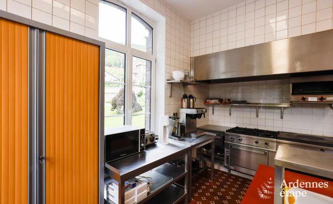 Grande villa au bord de l'eau � Namur pour 25 personnes avec 8 chambres et salles de bains, jardin priv� et cuisine �quip�e professionnellement