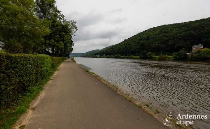 Grande villa au bord de l'eau � Namur pour 25 personnes avec 8 chambres et salles de bains, jardin priv� et cuisine �quip�e professionnellement
