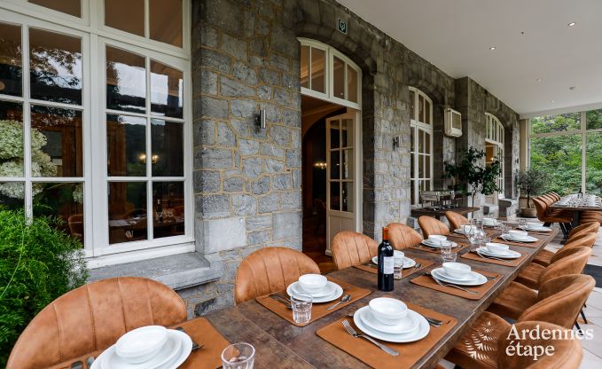 Grande villa au bord de l'eau � Namur pour 25 personnes avec 8 chambres et salles de bains, jardin priv� et cuisine �quip�e professionnellement