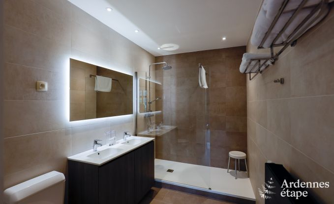 Grande villa au bord de l'eau � Namur pour 25 personnes avec 8 chambres et salles de bains, jardin priv� et cuisine �quip�e professionnellement