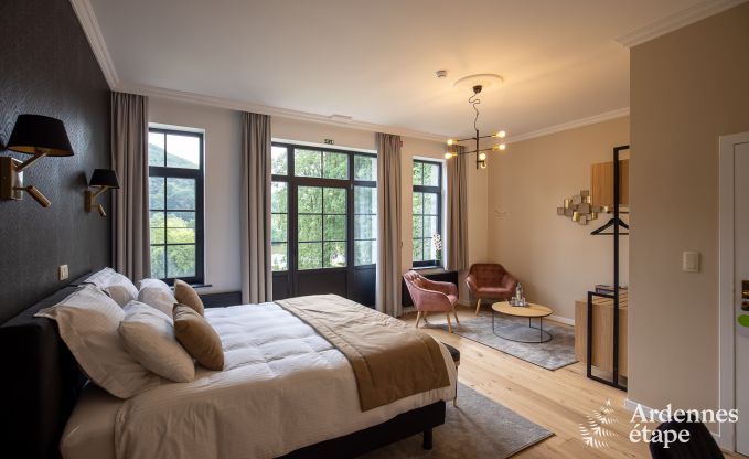 Grande villa au bord de l'eau � Namur pour 25 personnes avec 8 chambres et salles de bains, jardin priv� et cuisine �quip�e professionnellement