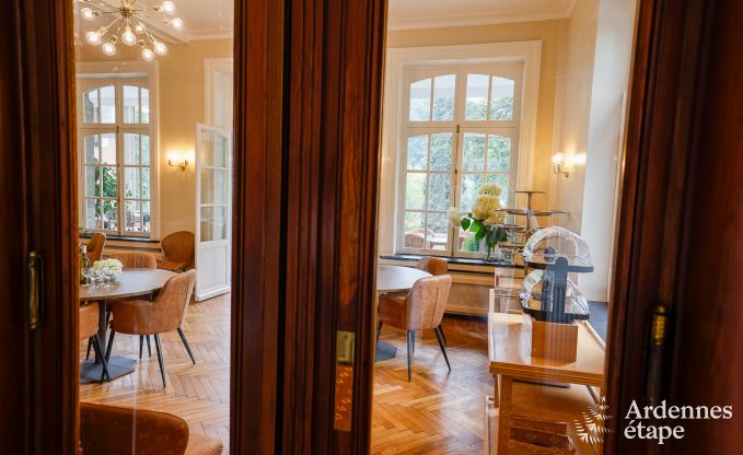 Grande villa au bord de l'eau � Namur pour 25 personnes avec 8 chambres et salles de bains, jardin priv� et cuisine �quip�e professionnellement