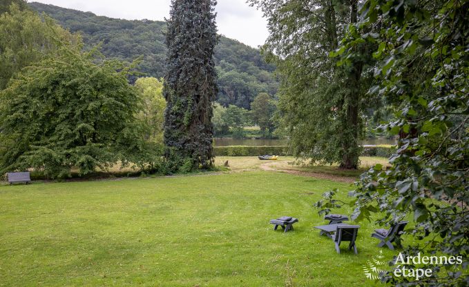 Grande villa au bord de l'eau � Namur pour 25 personnes avec 8 chambres et salles de bains, jardin priv� et cuisine �quip�e professionnellement