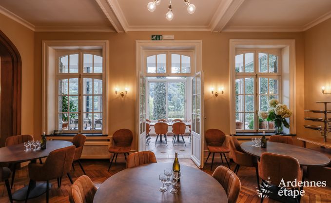 Grande villa au bord de l'eau � Namur pour 25 personnes avec 8 chambres et salles de bains, jardin priv� et cuisine �quip�e professionnellement