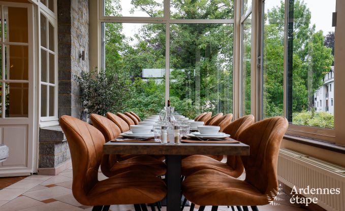 Grande villa au bord de l'eau � Namur pour 25 personnes avec 8 chambres et salles de bains, jardin priv� et cuisine �quip�e professionnellement