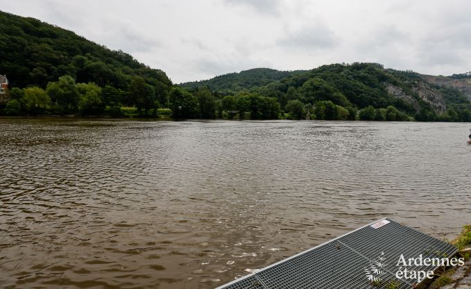 Grande villa au bord de l'eau � Namur pour 25 personnes avec 8 chambres et salles de bains, jardin priv� et cuisine �quip�e professionnellement