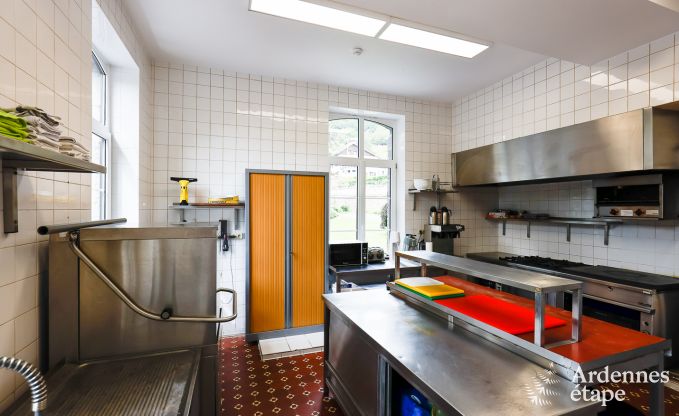 Grande villa au bord de l'eau � Namur pour 25 personnes avec 8 chambres et salles de bains, jardin priv� et cuisine �quip�e professionnellement