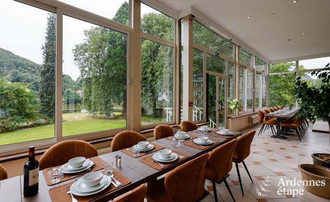 Grande villa au bord de l'eau � Namur pour 25 personnes avec 8 chambres et salles de bains, jardin priv� et cuisine �quip�e professionnellement