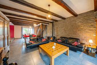 Maison de vacances à Neufchâteau : pour 8 personnes avec bain à remous, poêle à bois et jardin privé clôturé en Ardenne