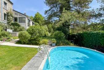 Sjour de charme  Onhaye avec piscine, jacuzzi et sauna pour 14 personnes prs de Dinant