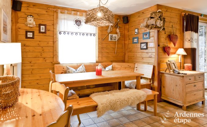 Chalet spacieux  Ovifat, Ardenne, 16 personnes, 8 chambres, 3 salles de bain, sauna, billard, jardin avec terrasse prive