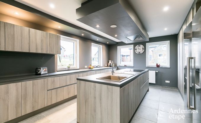 Maison de vacances avec piscine, wellness et de nombreux jeux, � Paliseul pour 28 personnes en Ardenne