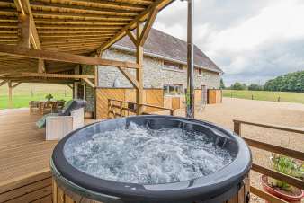 Maison de vacances à Paliseul : 4 chambres, bain à remous, nature et détente pour groupes