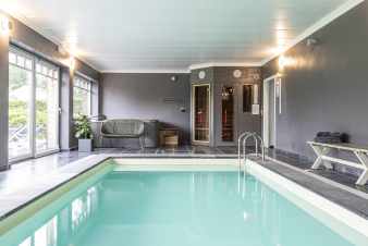 Villa de vacances 4.5 étoiles avec piscine et jacuzzi à louer à Paliseul