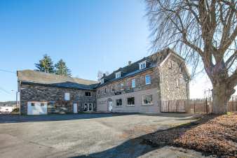 Ancien hôtel pour 20 personnes proche Saint-Vith avec grande salle polyvalente.