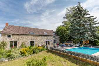 Maison de vacances en pierre du pays pour 10 personnes avec piscine extérieure à Remouchamps