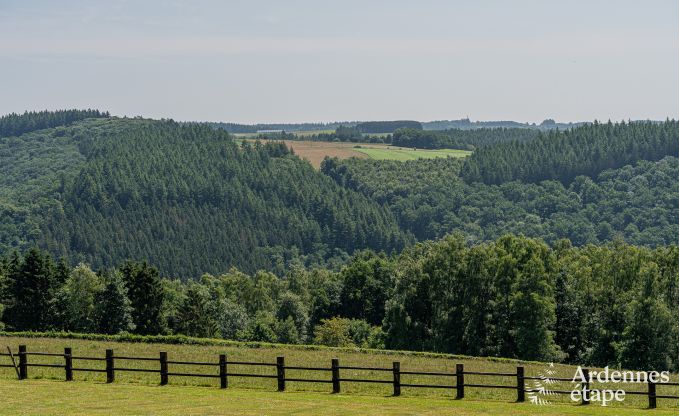 Villa moderne � Rochehaut : h�bergement spacieux pour 12 personnes avec jardin priv� et bain � remous